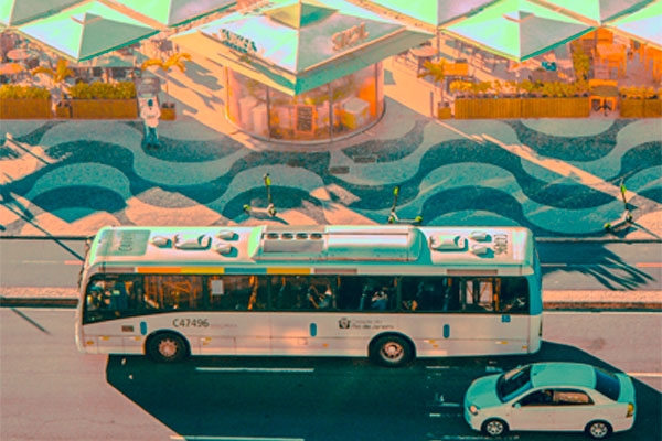 Imagem de ônibus no trânsito do Rio de Janeiro